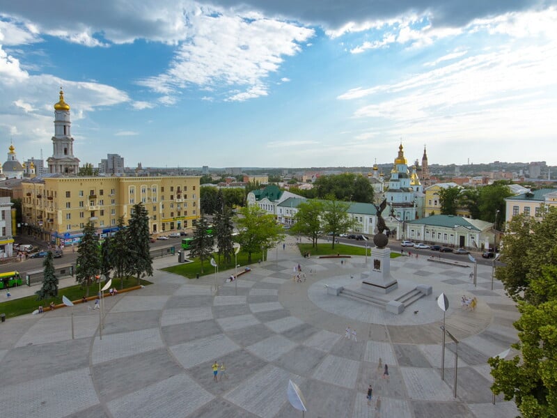 Россияне ударили по многоэтажке в Харькове, есть разрушения и пожар