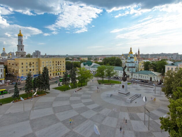 Росіяни вдарили по багатоповерхівці в Харкові, є руйнування й пожежа