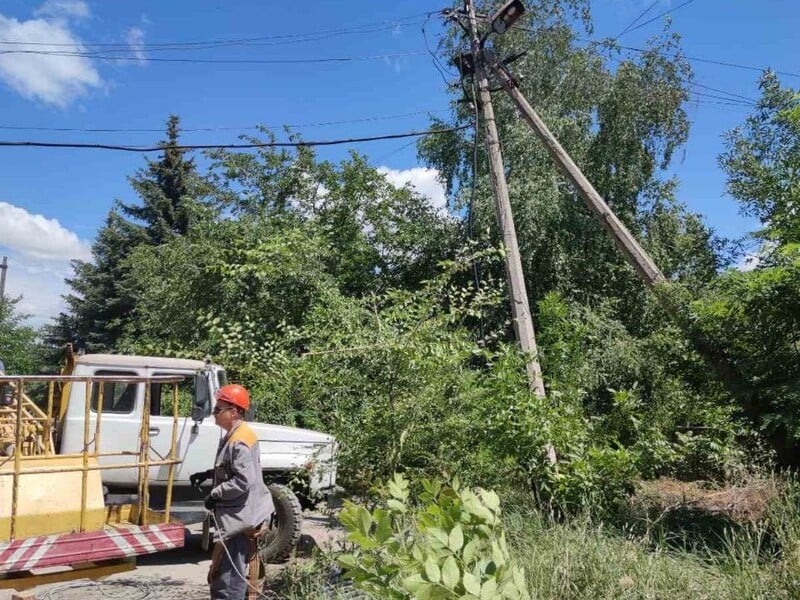 За день енергетики ДТЕК повернули світло понад 14 тис. сімей після ворожих атак