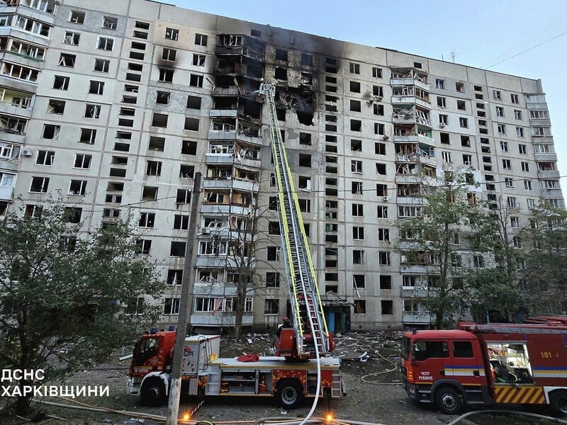 Авиаудар РФ по многоэтажке в Харькове. Спасатели деблокировали тело женщины, пострадавших уже 42. Фото