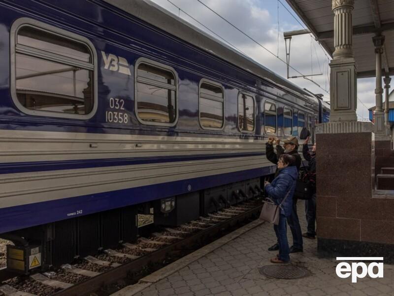 Нетрезвые работники военизированной охраны "Укрзалізниці" заснули в поезде. В компании прокомментировали