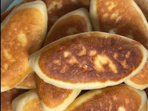 Додайте це до молока – і смажені пиріжки будуть пухкими й смачними. Швидкий рецепт тіста без вимішування