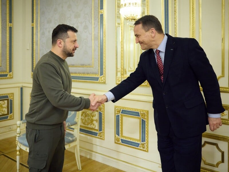 Поляки були "щонайменше здивовані" спілкуванням Зеленського із Сікорським, коли той приїхав у Київ – ЗМІ