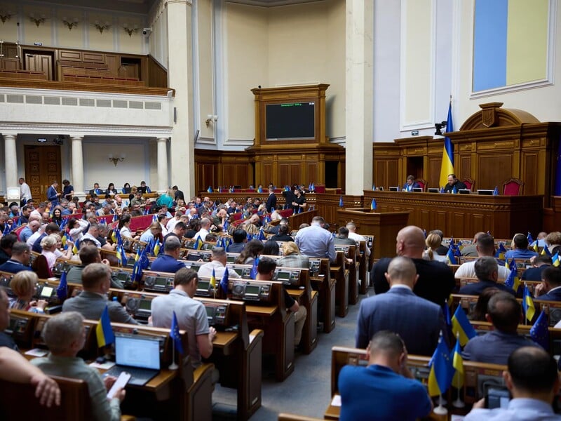 Рада провалила ухвалення постанови про перейменування топонімів, трибуну заблоковано