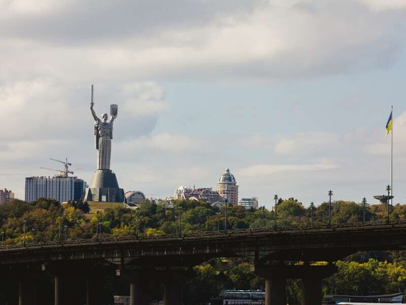 У Києві погіршилося повітря. Киян просять зачинити вікна й пити багато води  