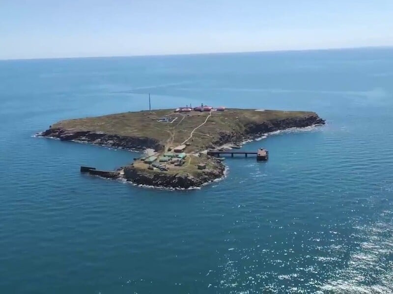 ДПСУ показала відео зі Зміїного. Спецпризначенці не підпускають до українського узбережжя авіацію й військові судна РФ