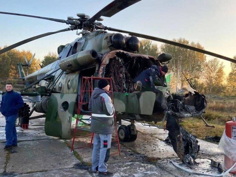 В Омську на авіабазі спалили військовий вертоліт. Роспропаганда пише, що це зробили підлітки. Фото