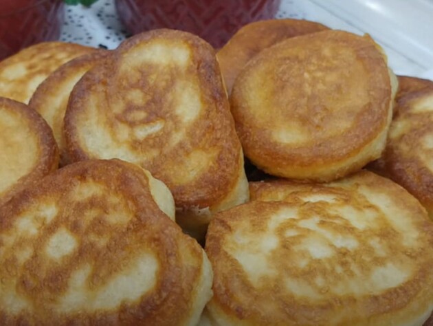 Додайте це до борошна – й оладки завжди будуть пишними й м'якими. Перевірений рецепт тіста із секретом