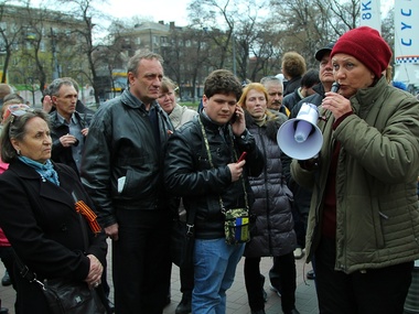 Под Днепропетровской облгосадминистрацией собираются пророссийские активисты