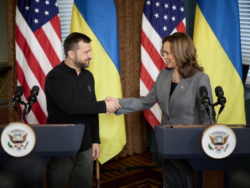 "Потрібен справедливий мир". Зеленський презентував Гарріс план перемоги України