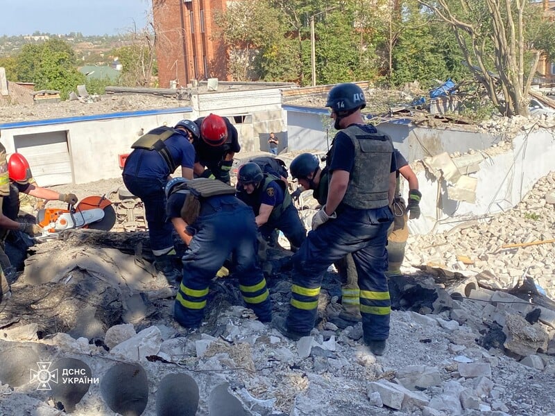 Ракетний удар РФ по Кривому Рогу. Під завалами виявили тіло жінки, ще шестеро людей постраждали. Фото