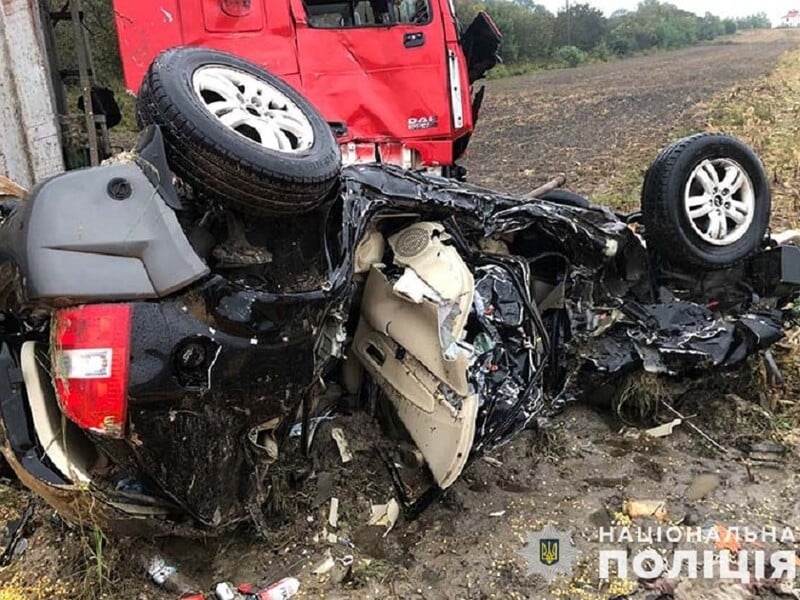 У Тернопільській області зіткнулися позашляховик і вантажівка, загинуло двоє людей – поліція