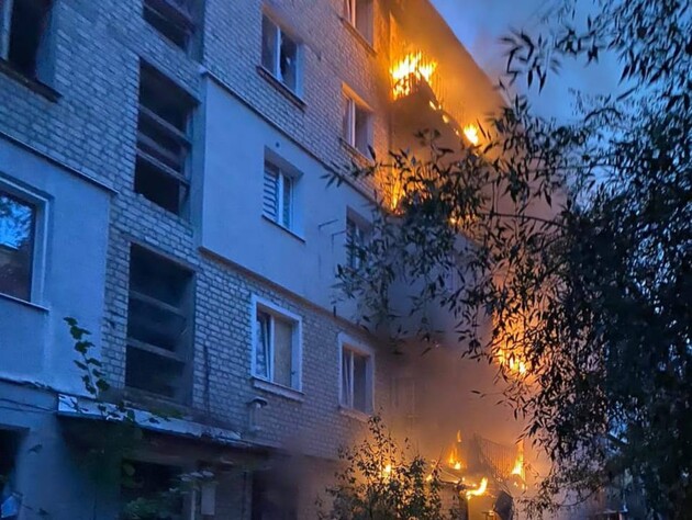 В Купянске из-за атаки РФ горели дома, пострадали два человека, среди них работник 