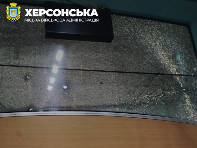 Россияне дроном атаковали маршрутку с пассажирами в пригороде Херсона. Есть погибшая и пострадавшие