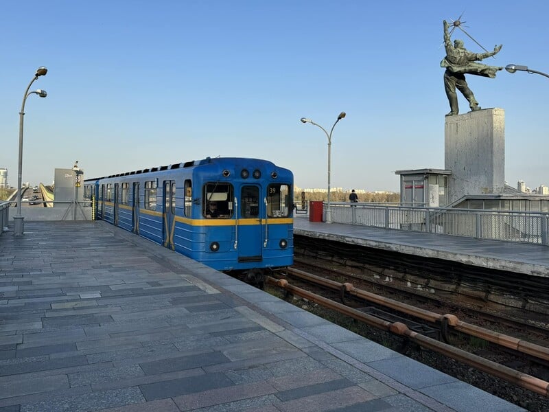 Киевский метрополитен в шесть раз переплатил за доставку подаренных Польшей вагонов – Госаудитслужба