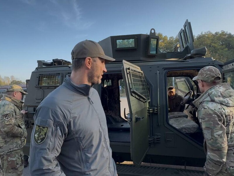 Віталій Кличко: Мій брат Володимир привіз допомогу захисникам у Донецькій області – броньовик, дрони, системи РЕБ