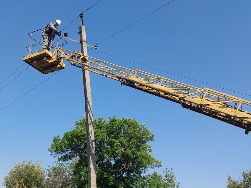 За добу енергетики ДТЕК повернули світло понад 13 тис. сімей після обстрілів