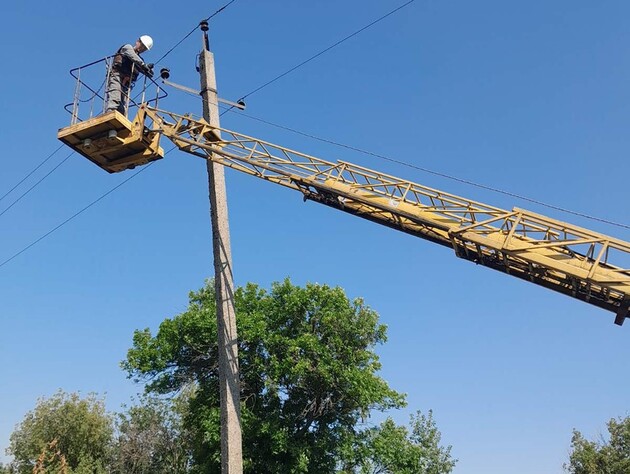 За добу енергетики ДТЕК повернули світло понад 13 тис. сімей після обстрілів