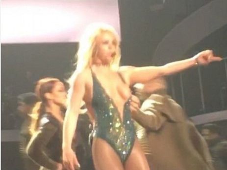 Во время концерта у Спирс обнажилась грудь. Видео