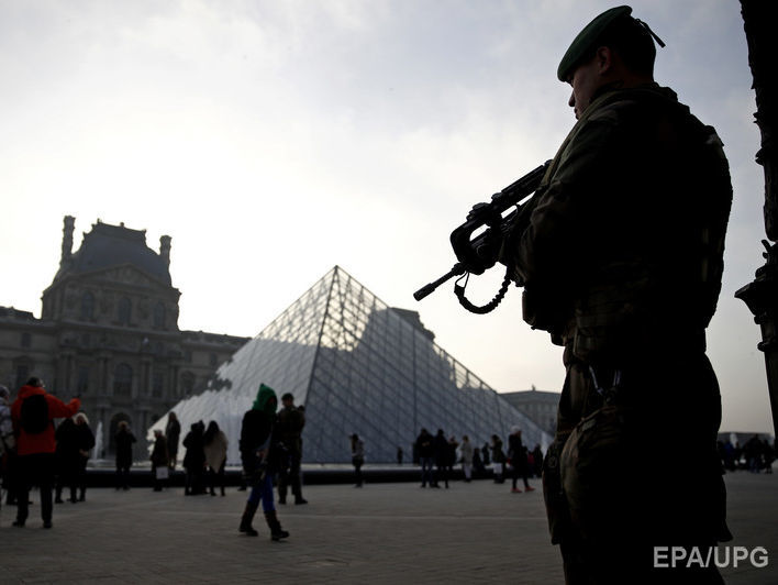 У Франції військовий, який охороняв Лувр, стріляв у чоловіка з ножем