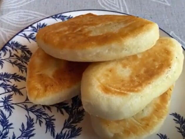 Добавьте это в воду – и жареные пирожки получатся пышные и вкусные. Рецепт универсального теста 