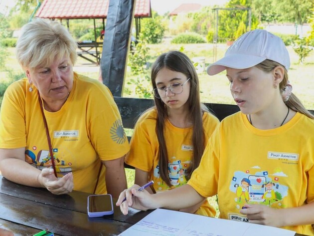 Всесвітній день психічного здоров'я: Фонд Ріната Ахметова допомагає дорослим і дітям України здолати травму війни