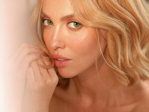 Полякова представила песню для взрослых женщин, у которых