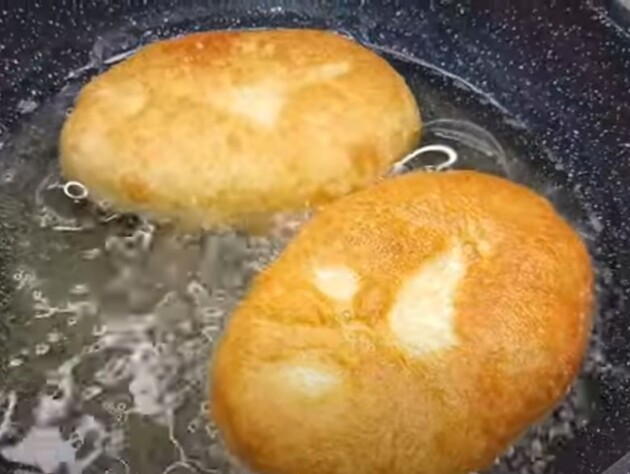 Додайте ці два інгредієнти до борошна – і смажені пиріжки будуть м'якими й пишними. Рецепт ідеального тіста