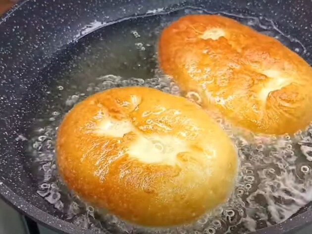 Воспользуйтесь этим лайфхаком – и пирожки хорошо прожарятся внутри, а снаружи не подгорят