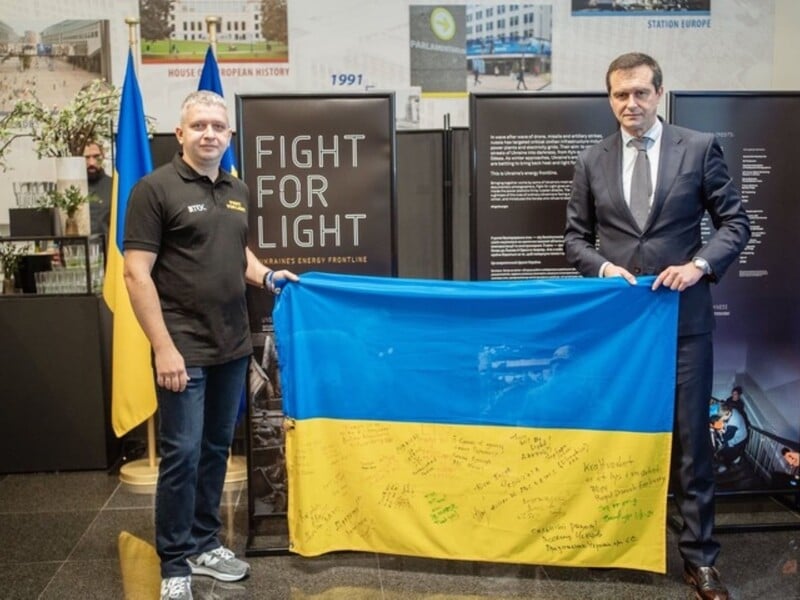 У Брюсселі відкрили фотовиставку "Битва за світло" про героїзм українських енергетиків. Фото