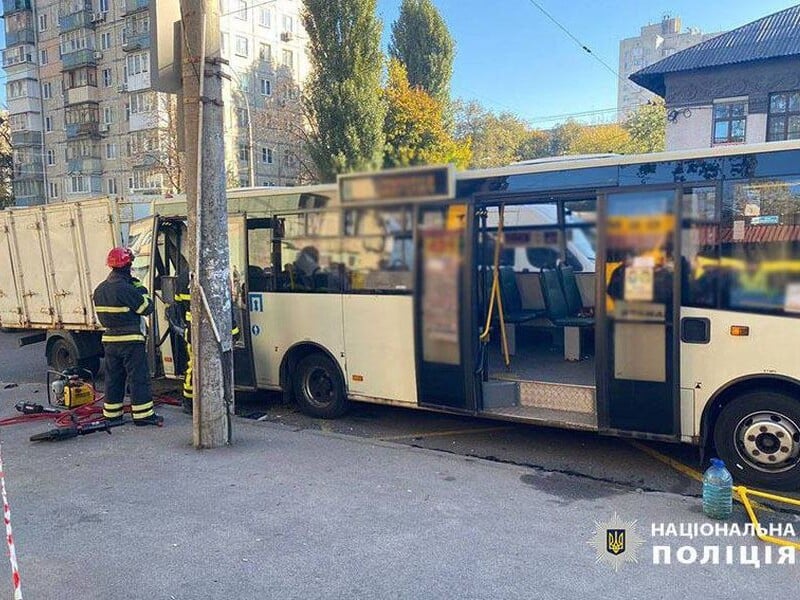 Унаслідок ДТП із маршруткою в Києві загинула жінка, п'ятеро постраждалих у лікарні