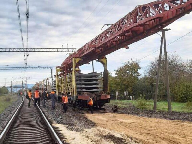 Обстрелом РФ повреждена железная дорога на юге Украины. "Укрзалізниця" предупредила об изменениях 