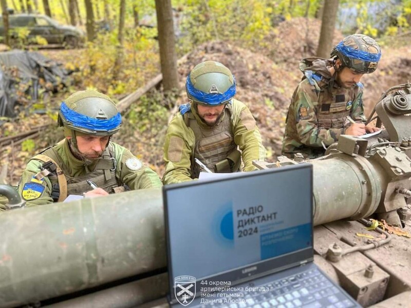 У Суджі, у поїзді, з помилками й без. Як українці писали радіодиктант. Фото, відео