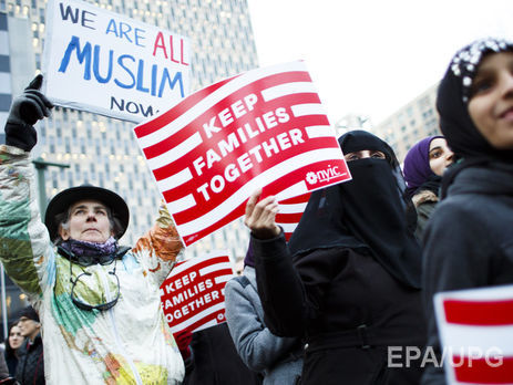 Суд отменил действие миграционного указа Трампа