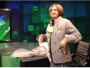 Поклонской ведущие российского телеканала подарили ватник. Видео