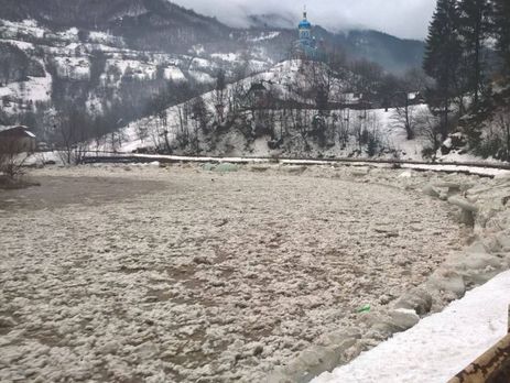 Закарпатье страдает от наводнений из-за активного таяния снега. Видео 