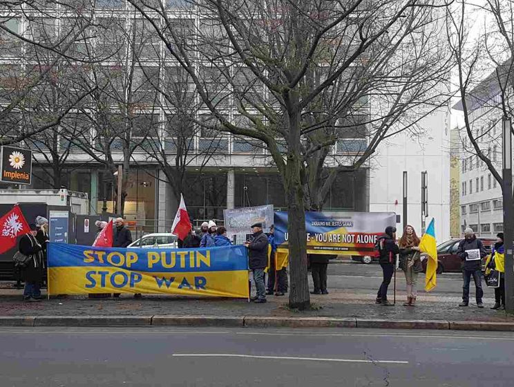 В Берлине возле посольства РФ прошла акция против российской агрессии в Украине
