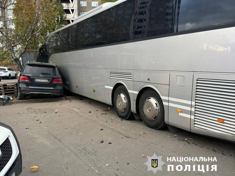 В Киеве автобус протаранил несколько авто и вылетел на тротуар, есть жертвы. Фото, видео