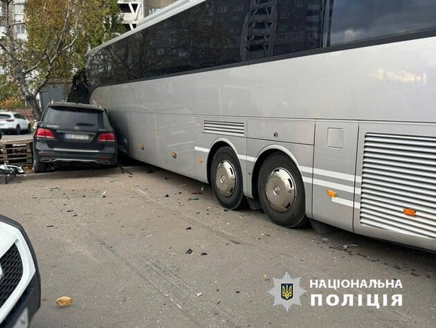 В Киеве автобус протаранил несколько авто и вылетел на тротуар, есть жертвы. Фото, видео