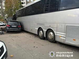 В Киеве автобус протаранил несколько авто и вылетел на тротуар, есть жертвы. Фото, видео