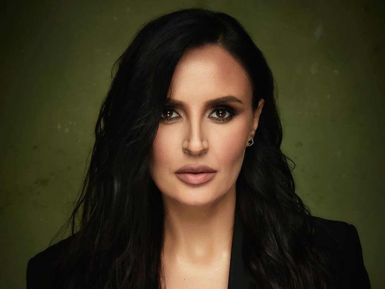 Томпақ жалаңаш сыған қыздың суреті