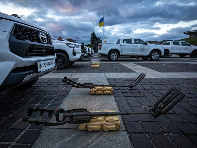 Литва в межах коаліції з розмінування передала Україні 230 пікапів і 240 міношукачів. Фото