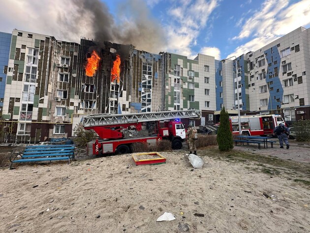 В Белгородской области, по словам губернатора, дрон влетел в многоэтажку. Видео