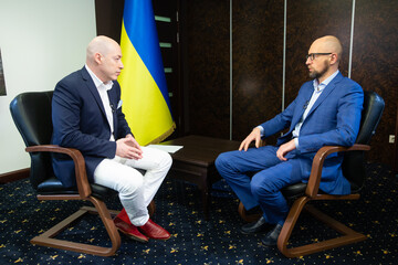 Кінець війни цьогоріч, на що наважиться Байден, чи вийдуть США з НАТО. Стрим Гордона з Яценюком. Трансляція