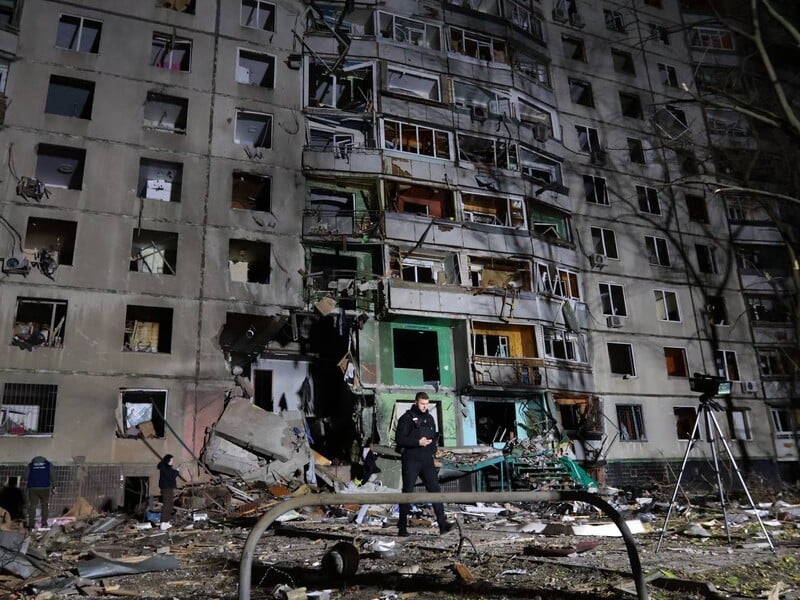 В Харькове КАБ попал в многоэтажку. Разрушены несколько этажей, среди пострадавших младенец