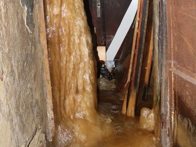 В российском Серове в подъезде общежития образовался огромной ледяной столб из мочи