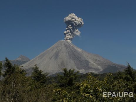 У кратері мексиканського вулкана Коліма стався потужний вибух. Відео