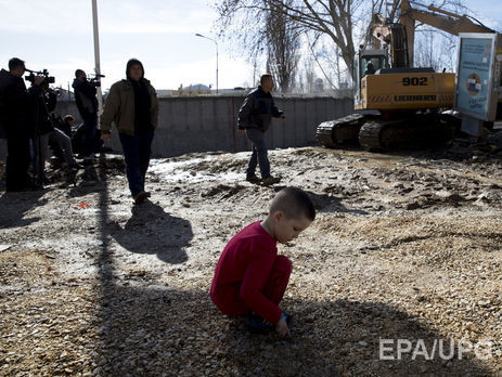 Жители Косовской Митровицы снесли стену, разделявшую сербский и косовский кварталы. Фоторепортаж