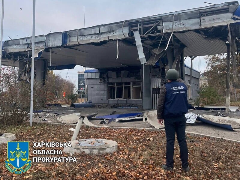 У Харкові окупанти влучили авіабомбою в одну із завантажених трас. Пошкоджено АЗС і готель