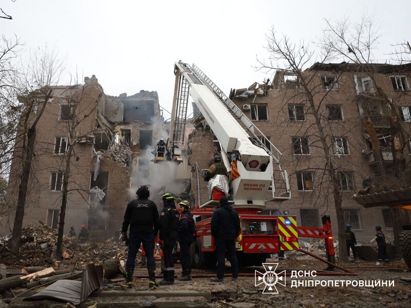 Із-під завалів будинку у Кривому Розі, куди влучила ракета, дістали тіло жінки, дітей ще шукають